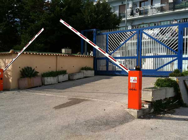 Installazione di porte e cancelli automatici | Fre Impianti Srl Un cancello automatico in funzione | Fre Impianti Srl